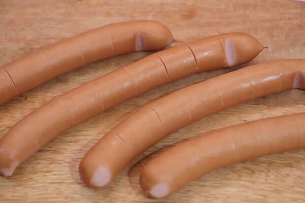 Baking sausages in an airfryer
