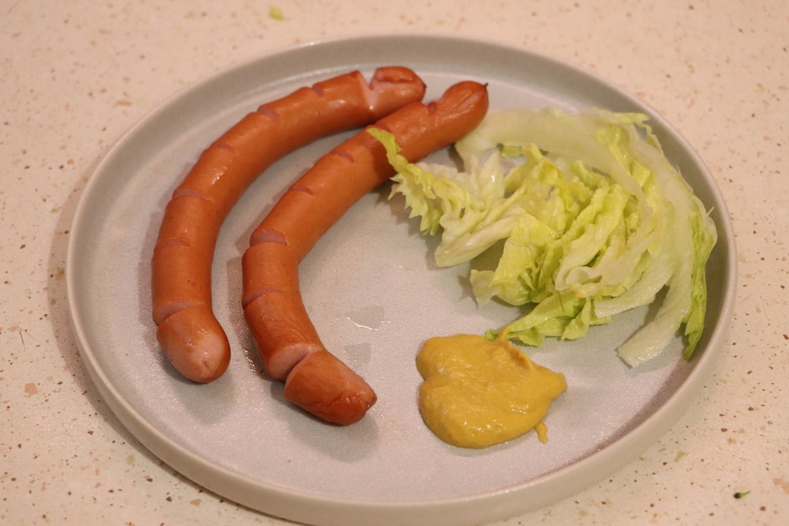 Baking sausages in an airfryer with ready-made sausages