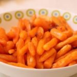 Steaming baby carrots in a hot-air fryer