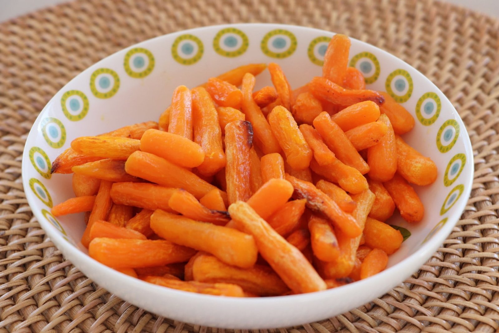 Hot-air fryer Vegetable stew Ready baby carrots on a plate